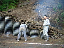 トンネルまでの階段建設中